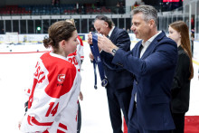Julia Łapińska receiving her medal